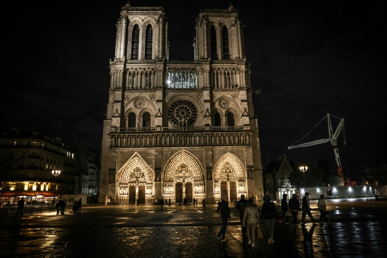 Notre-Dame de Paris peaufine sa lumière intérieure