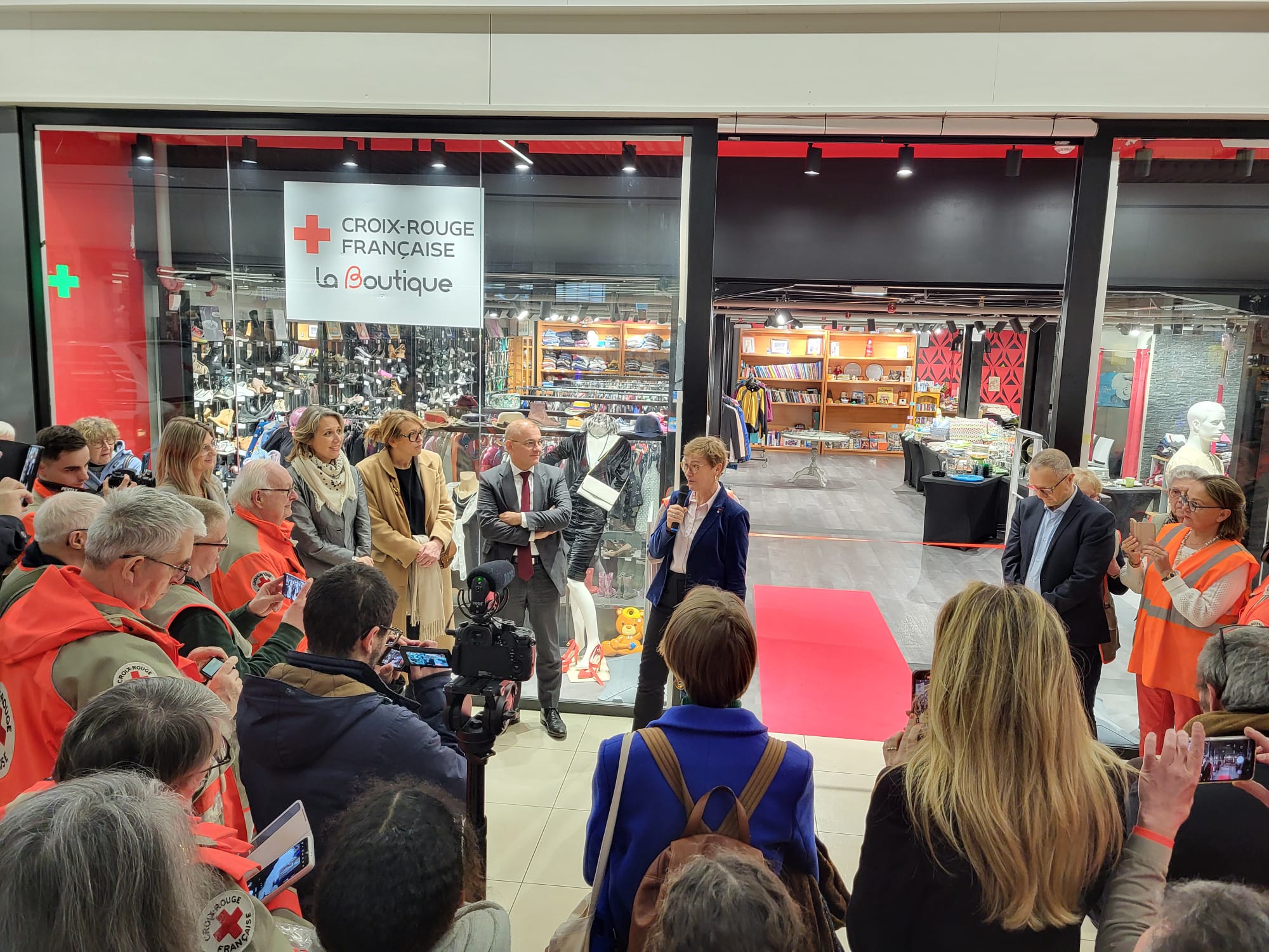 Une boutique de la Croix-Rouge s'installe au Carrefour de Saint-Maximin