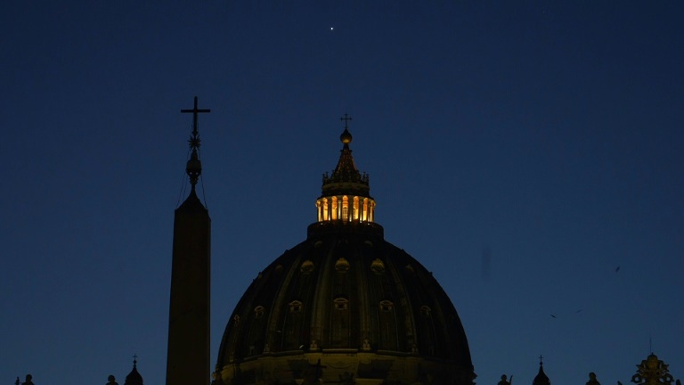En l'absence du pape, le Vatican plongé dans une 