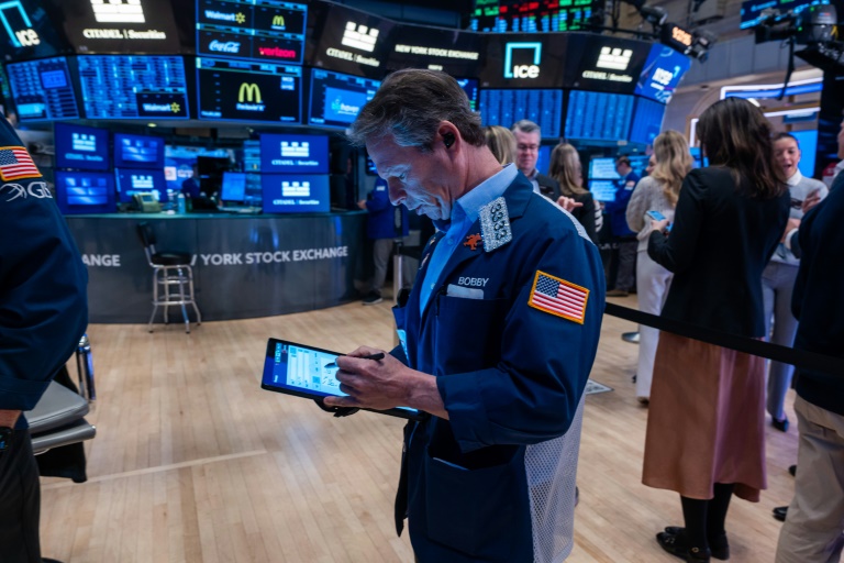 Wall Street finit dans le rouge, encore plombée par la guerre commerciale