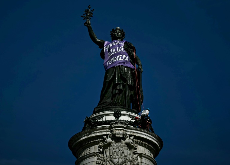 Des dizaines de milliers de manifestants en France pour l'égalité femmes-hommes et contre le 