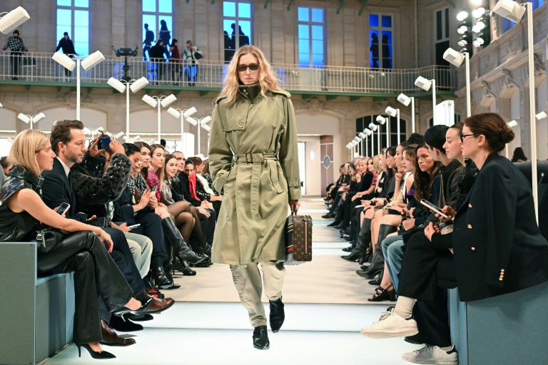 Fashion Week de Paris: Louis Vuitton invite au voyage, des airs d'adieu chez Loewe