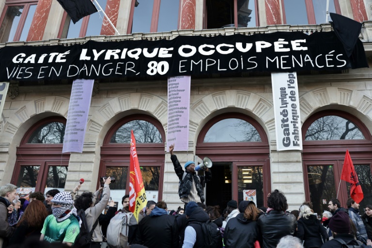 A Paris, manifestation devant la Gaîté lyrique occupée avant son évacuation ordonnée par la préfecture de police