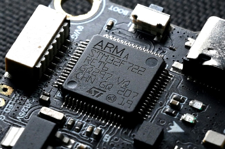 Le logo de ARM sur une de ses puces. Photo prise à Kuala Lumpur le 4 mars 2025