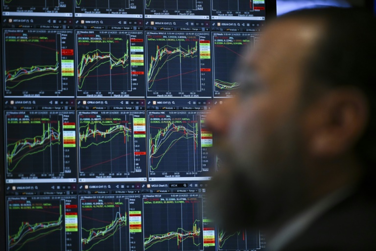 Wall Street termine en baisse, déboussolée face aux droits de douane