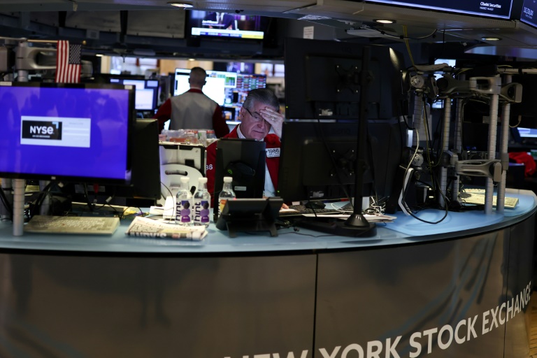 Wall Street baisse lourdement, en pleine tourmente sur les droits de douane