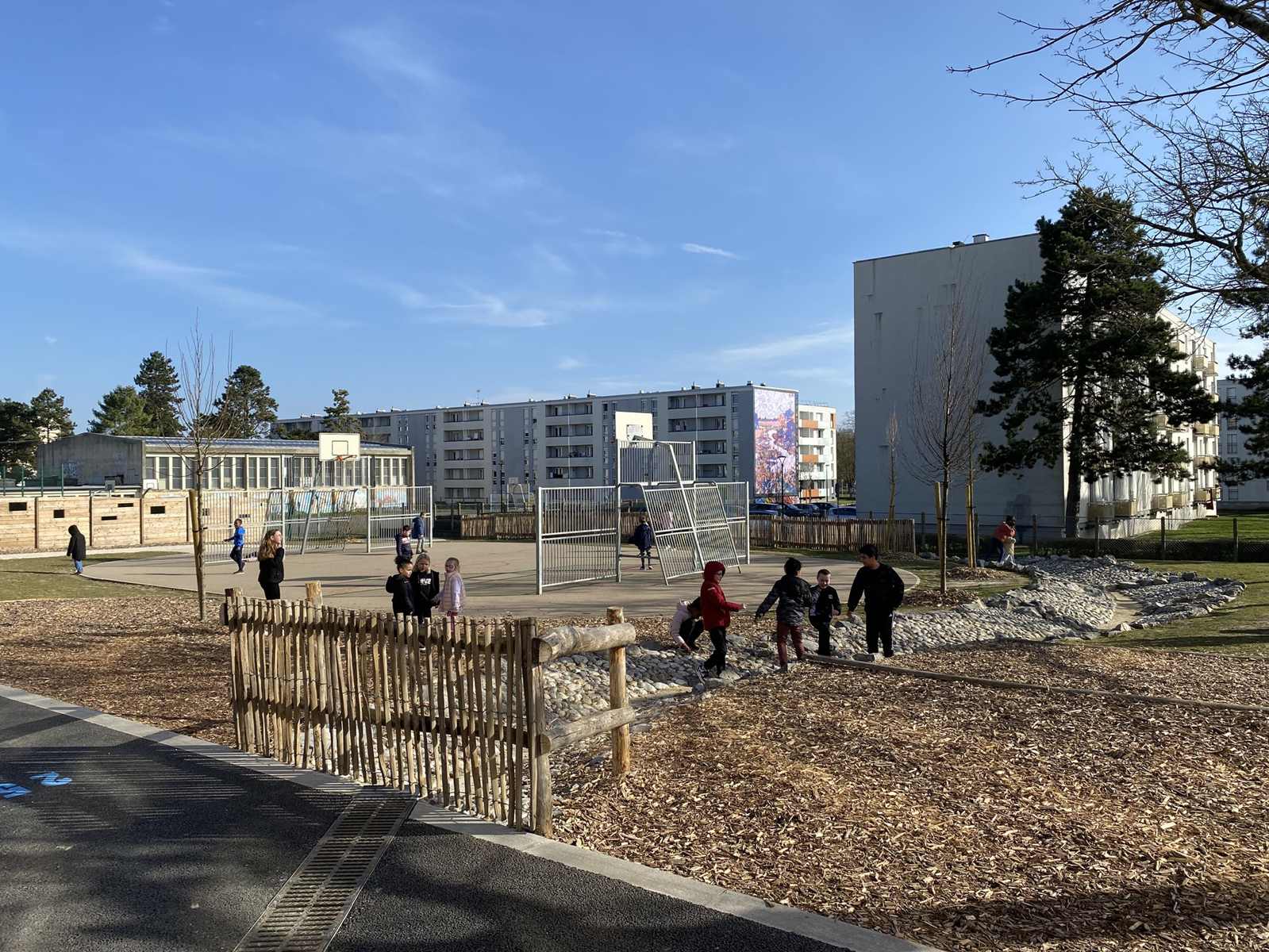 Laon : une nouvelle cour plus verte à l'école Saint-Exupéry