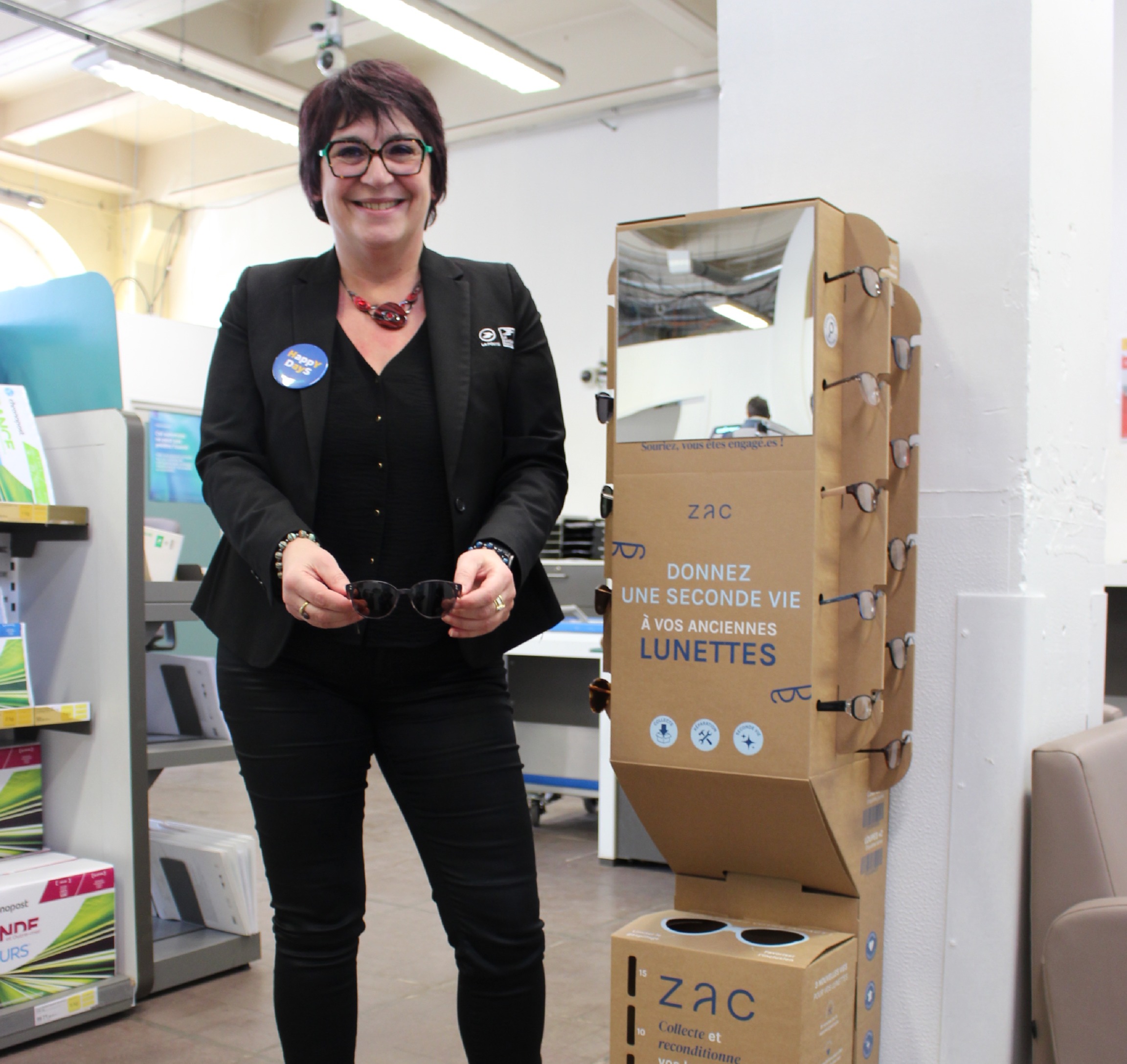 Les lunettes reconditionnées de Zac dans les bureaux de poste