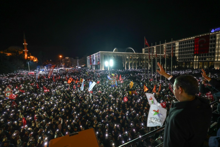 Özgür Özel, la force émergente de l'opposition turque
