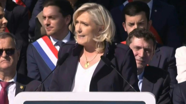Marine Le Pen condamnée dénonce une 