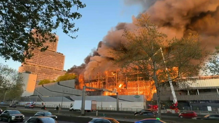 Le spectaculaire incendie d'un centre de déchets dans le nord de Paris circonscrit