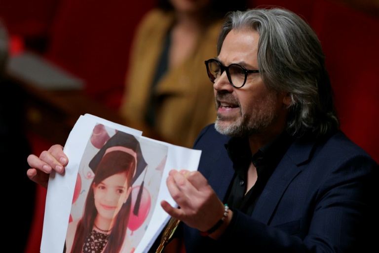 Les députés LFI brandissent les images d'enfants palestiniens dans l'hémicycle