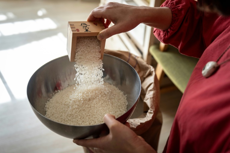 Le Japon ouvre davantage ses réserves stratégiques de riz pour contrer l'envolée des prix