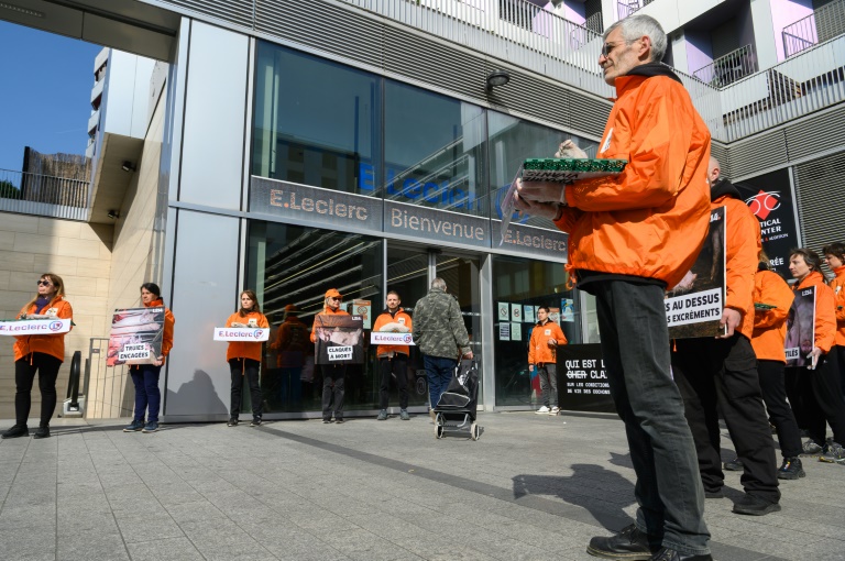 L214 amène des cadavres de porcelets devant un Leclerc parisien