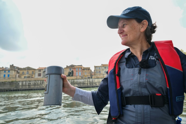 Sur le Rhône, à la recherche de microplastiques qui se fondent dans le vivant