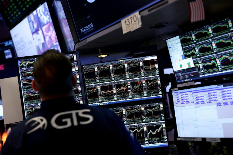 Les Bourses mondiales reprennent leur souffle, après l'exemption de droits de douane américains sur la tech