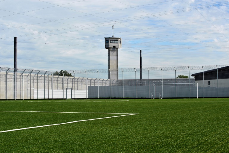 Des prisons visées par des incendies de véhicules ou des tirs d'armes automatiques