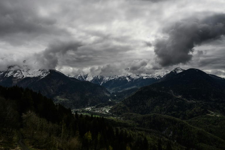 Dans la vallée de l'Arve, le Mont-Blanc surplombe une chape de pollution