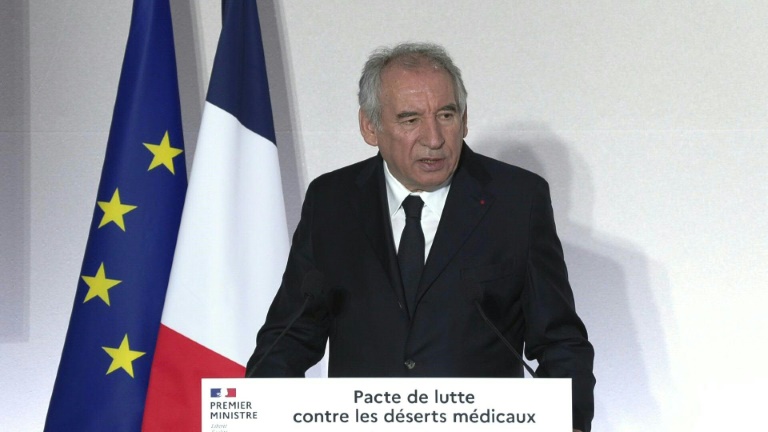 Bayrou prescrit deux jours par mois imposés aux médecins dans les déserts médicaux