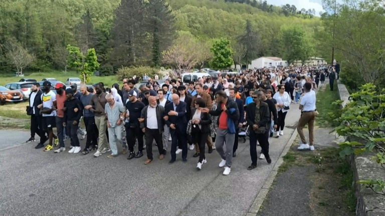 Meurtre dans une mosquée du Gard: le meurtrier toujours en fuite, émoi jusqu'au sommet de l'Etat