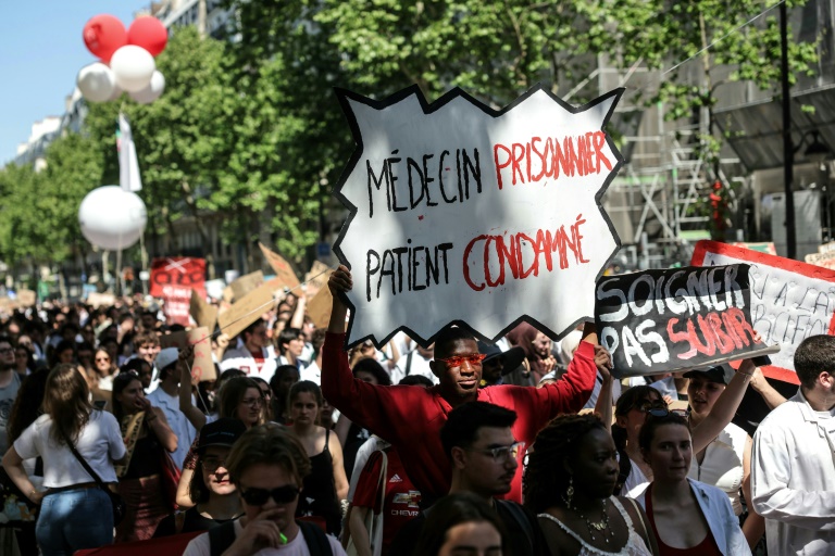 Des milliers de manifestants contre la régulation de l'installation des médecins