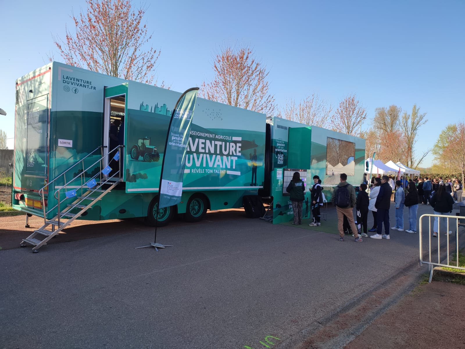 Le camion de l’Aventure du vivant à Pixerécourt