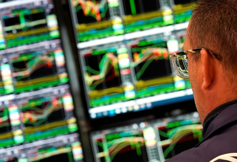 Wall Street en hausse, veut croire aux accords commerciaux promis par Trump