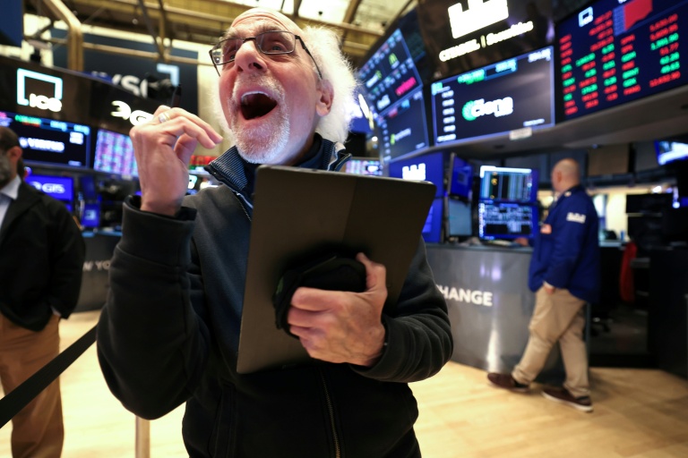 Wall Street ouvre en fanfare après les annonces de Washington et Pékin