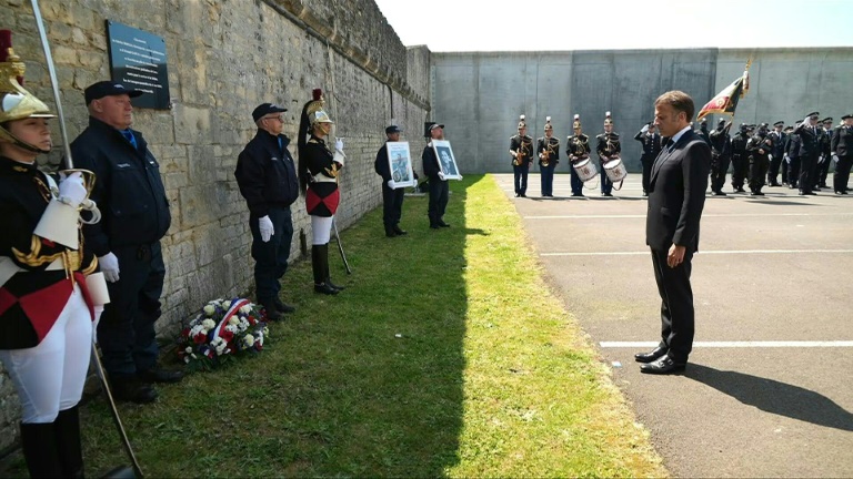 Hommage de Macron aux agents pénitentiaires, un an après l'attaque meurtrière du péage d'Incarville