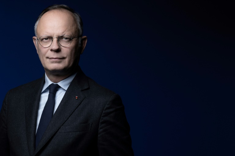 Philippe en meeting à Marseille pendant que LR élit son chef