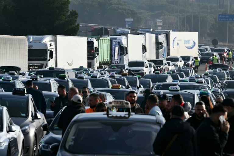 Transport de malades: les taxis appelés à manifester lundi en France