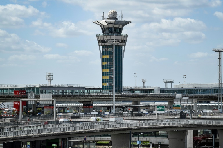 Panne du contrôle aérien à Paris-Orly, les compagnies appelées à supprimer 40% de leurs vols, selon la DGAC