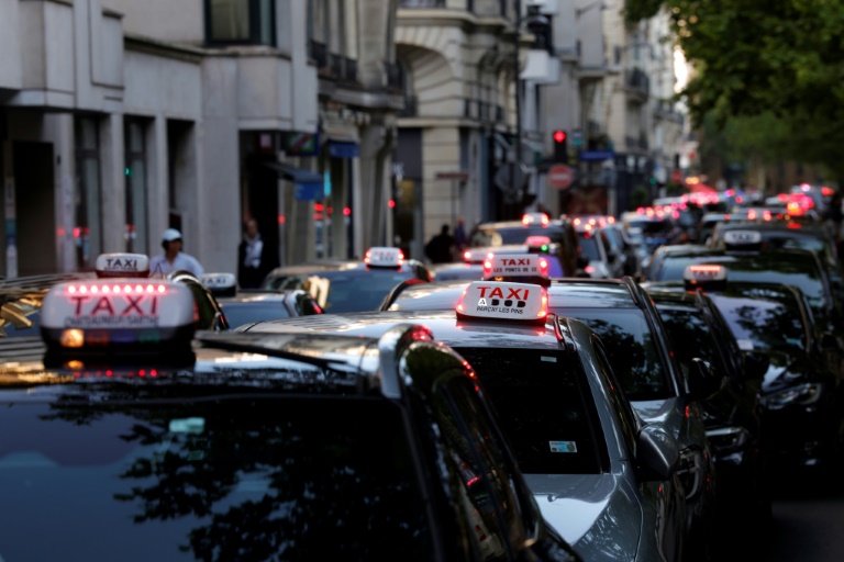 Plusieurs centaines de taxis manifestent au coeur de Paris