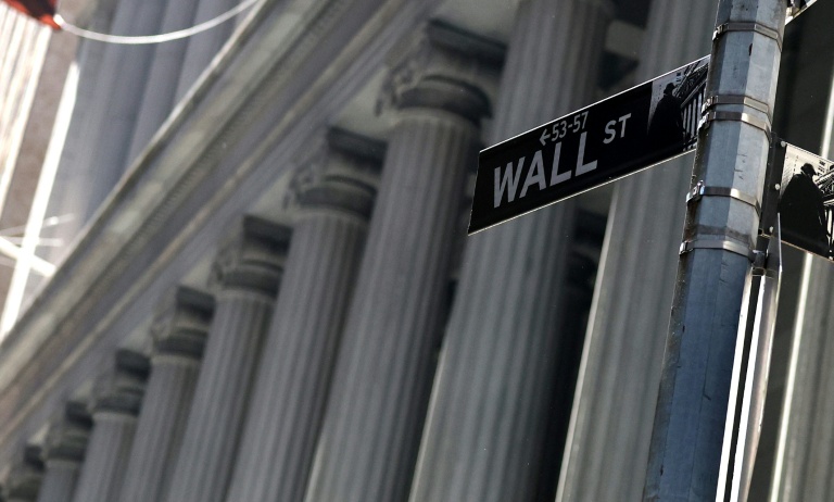 Wall Street termine en petite hausse et tente d'ignorer la perte du triple A américain
