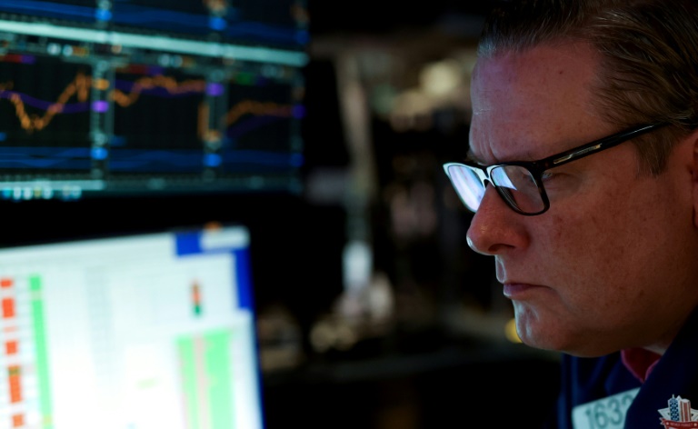 Wall Street ouvre en baisse, entre prises de bénéfices et budget américain