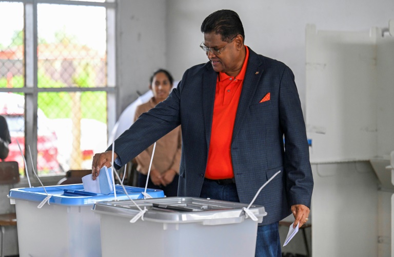 Législatives au Suriname: faute de majorité, tractations en vue pour désigner le président