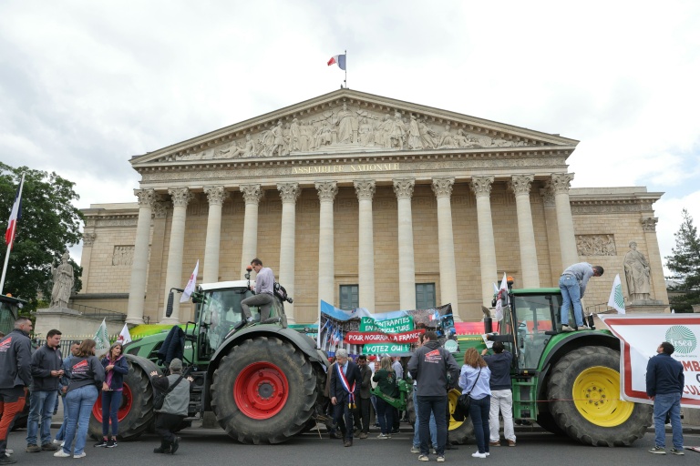 La FNSEA gare ses tracteurs à l'Assemblée nationale pour demander 