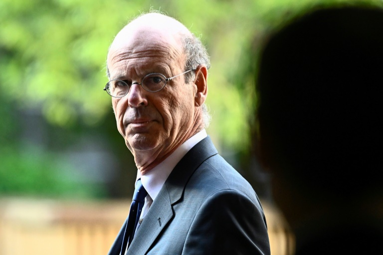 Déport d'Eric Lombard: un casse-tête inédit pour le gouvernement