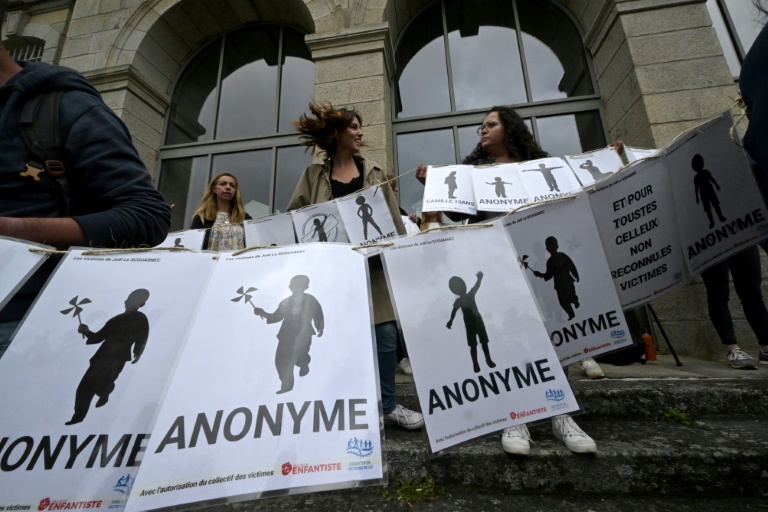 Pédocriminalité: peine maximale de 20 ans de réclusion pour Le Scouarnec, des victimes en colère