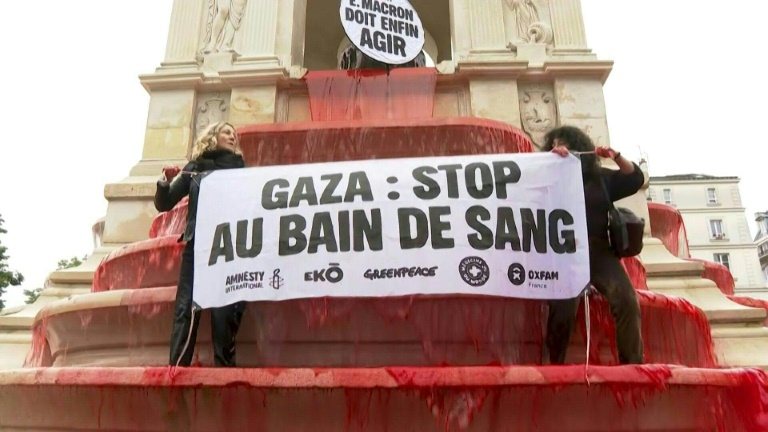 Des ONG colorent une fontaine en rouge à Paris pour dire 