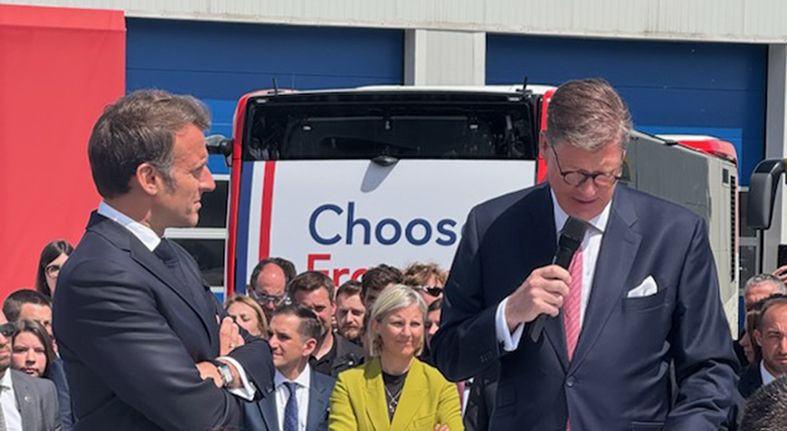 Emmanuel Macron fait la bande annonce de Choose France chez Daimler Buses à Ligny-en-Barrois