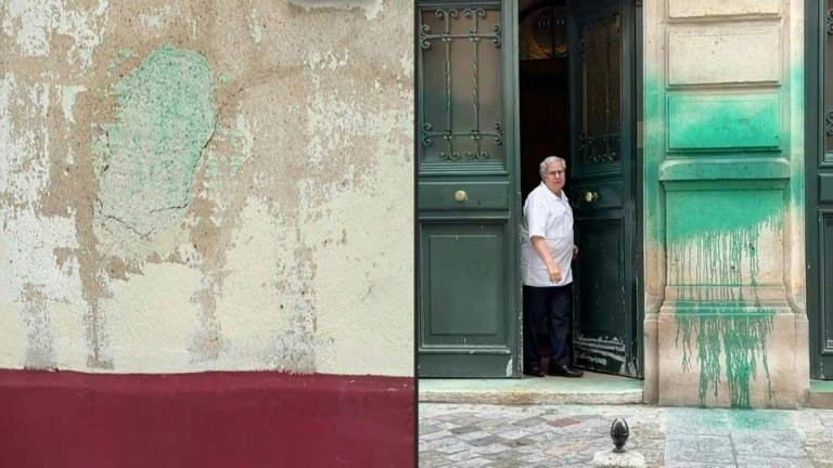 Trois synagogues et le Mémorial de la Shoah à Paris aspergés de peinture verte à Paris, colère d'Israël