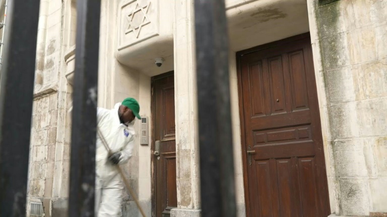 Jets de peinture verte sur des lieux juifs: trois étrangers interpellés