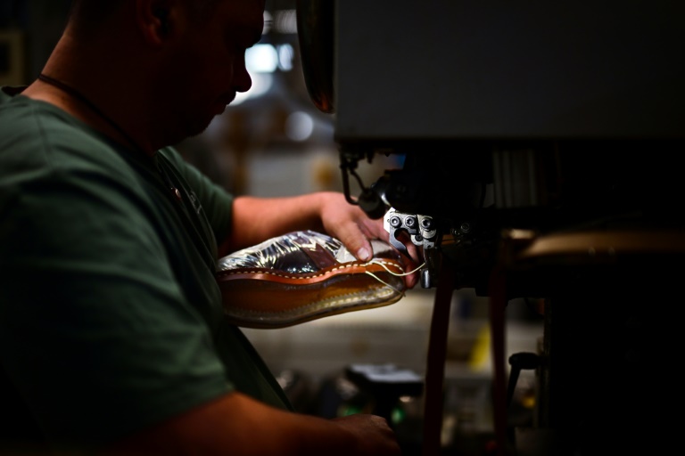 Au pied des Alpes, l'usine Paraboot chausse le monde entier