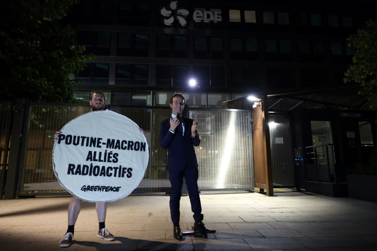 Greenpeace rend devant le siège d'EDF la statue de Macron, volée la veille
