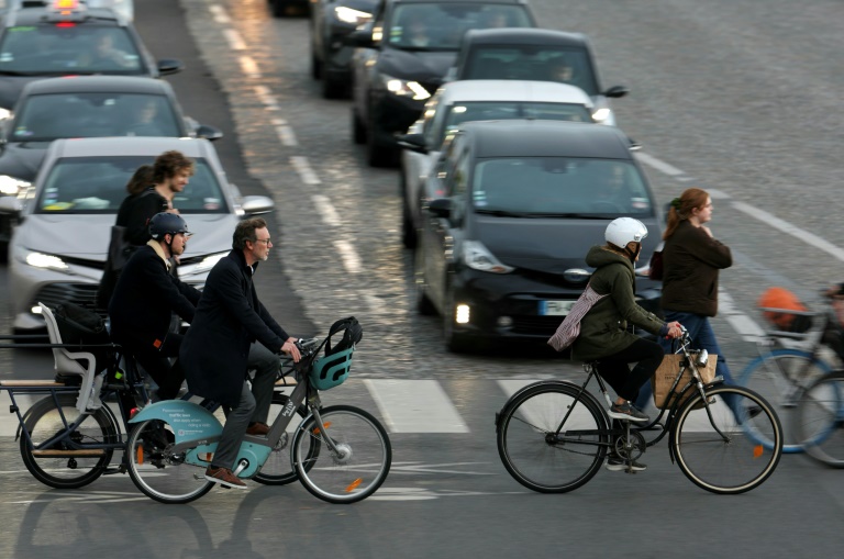 A Paris, la relation cyclistes-piétons en quête d'équilibre