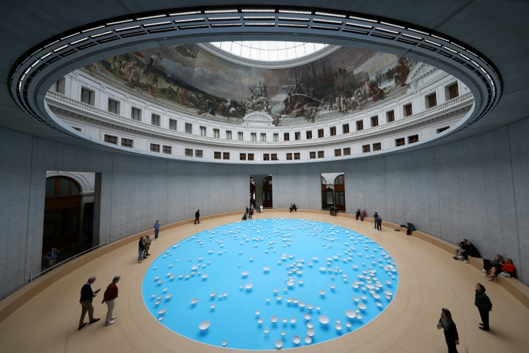 Une installation aquatique et musicale monumentale au coeur de la Bourse de Commerce à Paris