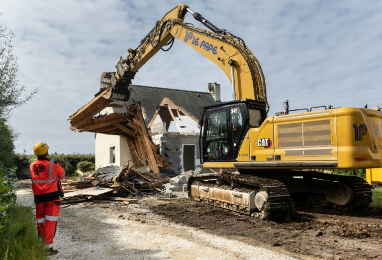 Finistère: premières démolitions de maisons menacées par la montée des eaux