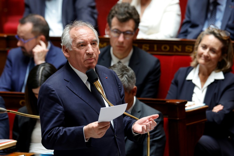 Surveillante poignardée: Bayrou veut une 
