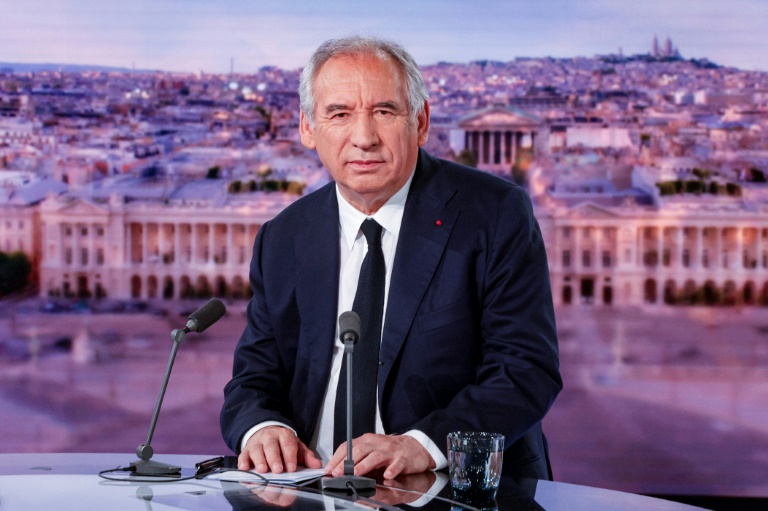 Interdiction de vente de couteaux aux mineurs, portiques: l'exécutif accélère ses réponses après la mort d'une surveillante de collège